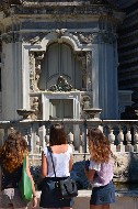 Turiste davanti alla fontana dell'Organo / Photo©Silvana Matozza, Guido Bonacci